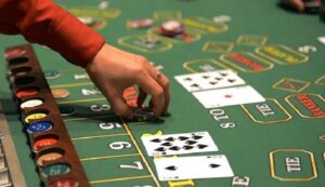 Bàn cầu điểm số tay trước trong Baccarat