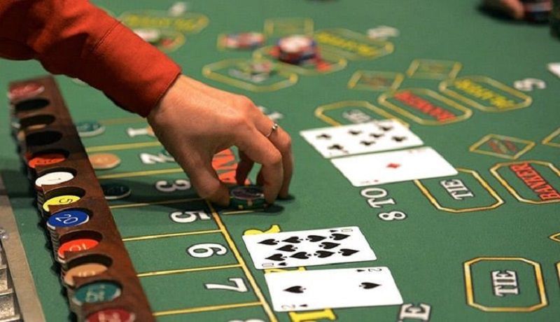 Bàn cầu điểm số tay trước trong Baccarat