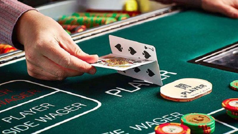 Tại Sao Nhiều Người Vẫn Chơi Baccarat Online Mà Không Bị Bắt?